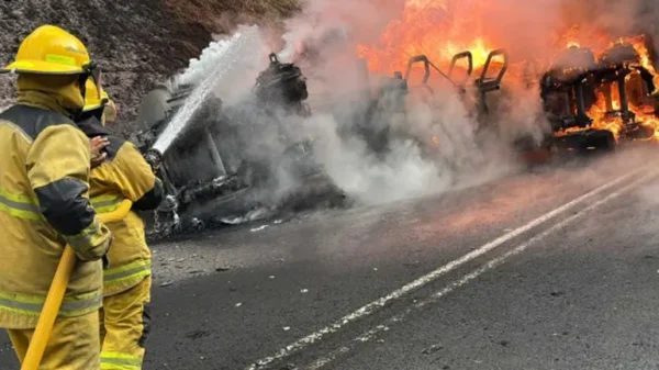 (VIDEO) Explota pipa cargada con hidrocarburos en la autopista México – Tuxpan