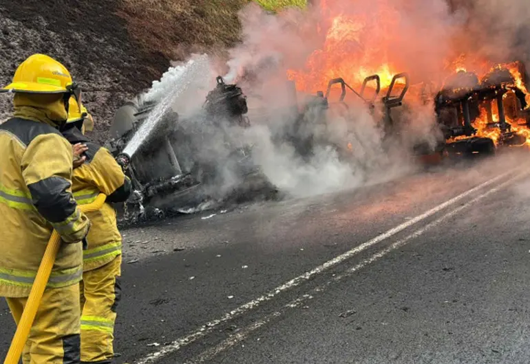 (VIDEO) Explota pipa cargada con hidrocarburos en la autopista México – Tuxpan