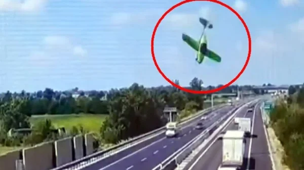 Tragedia en Italia: avioneta se estrella en autopista cerca de Brescia