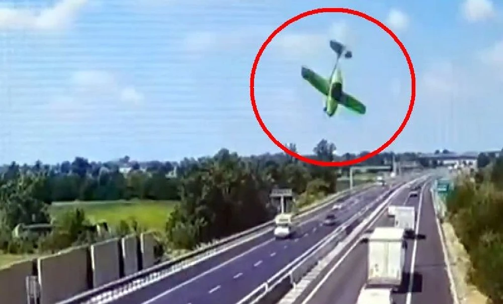 Tragedia en Italia: avioneta se estrella en autopista cerca de Brescia