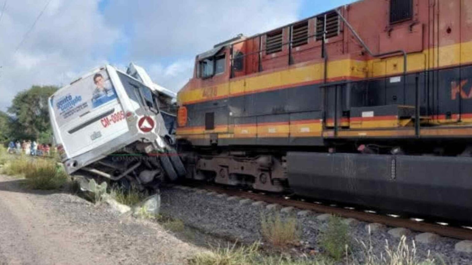 Tren embiste autobús y deja cinco muertos en Guanajuato