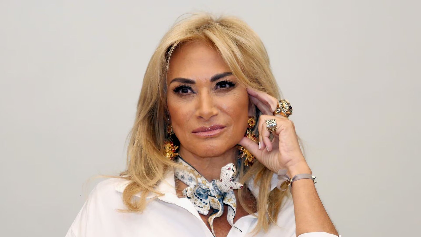 Video detrás de cámaras muestra nuevo momento viral de Adela Micha en La Saga