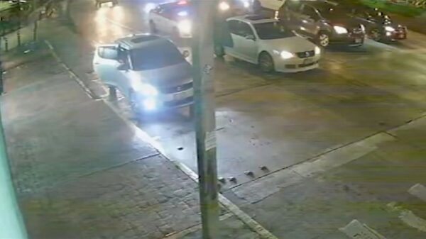 Captan en video a mujer que da a luz y deja a su bebé en la calle en CDMX