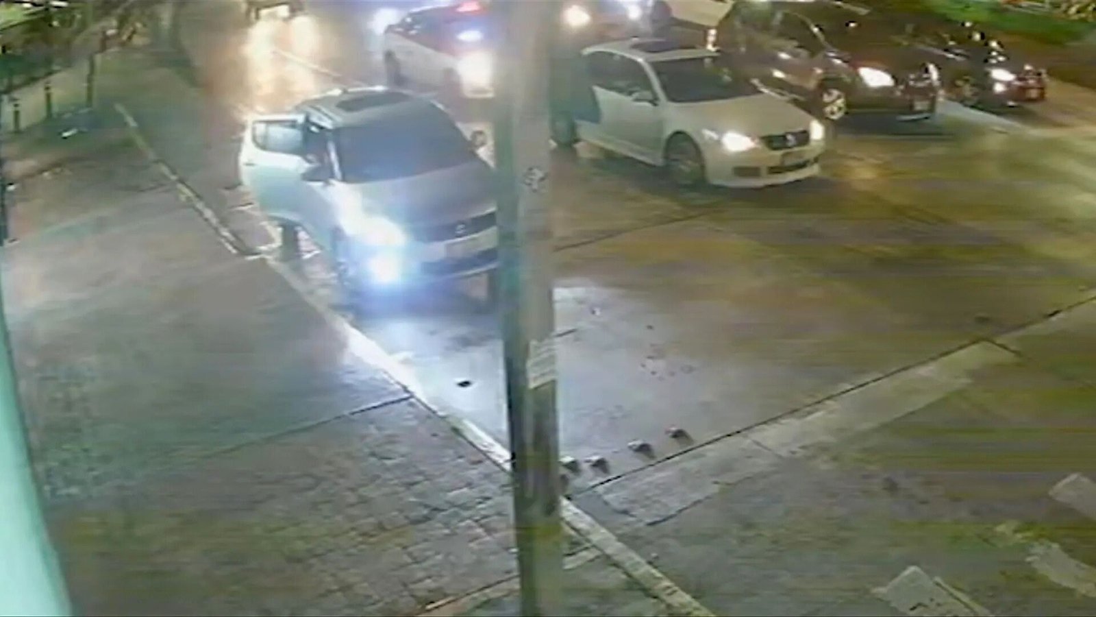 Captan en video a mujer que da a luz y deja a su bebé en la calle en CDMX