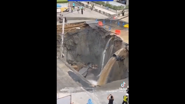 Enorme socavón de 50 metros colapsa terreno frente a hospital en Tailandia (VIDEO)