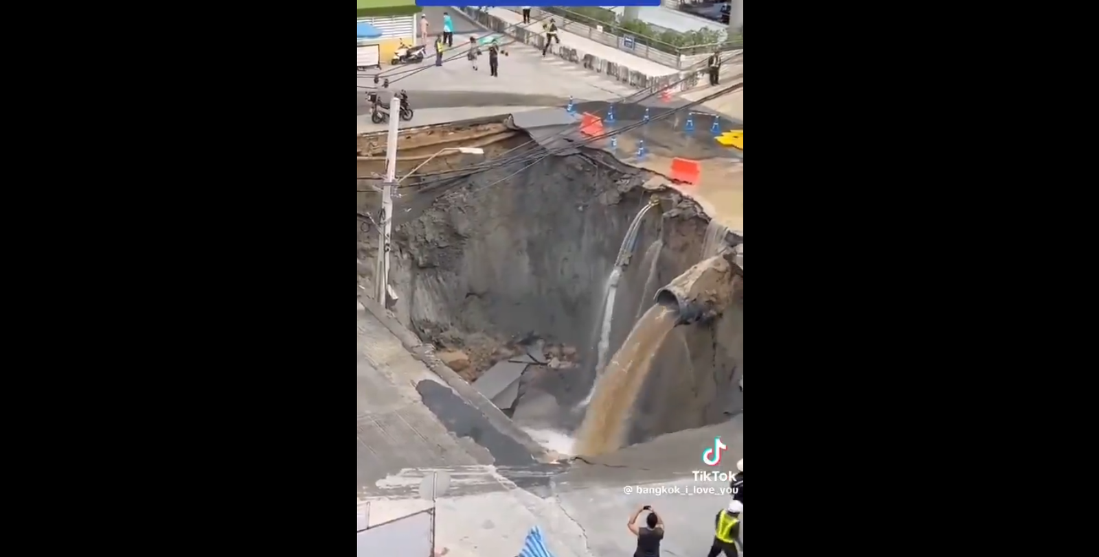 Enorme socavón de 50 metros colapsa terreno frente a hospital en Tailandia (VIDEO)