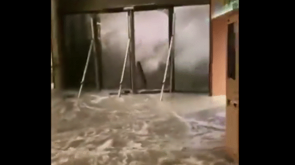Impactante: olas del tifón Ragasa rompen ventanales de lujoso hotel en Hong Kong
