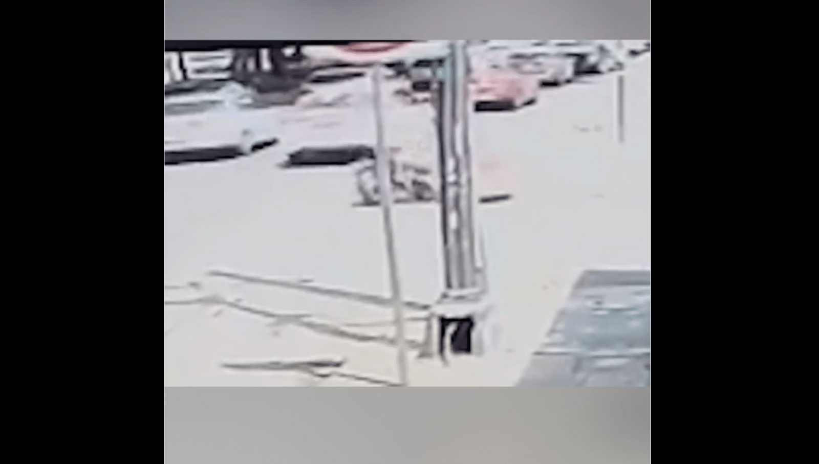 ¡Qué terror! Registro abierto provoca fuerte accide a motociclista en la CDMX