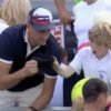 Empresario arrebata gorra a niño en US Open y desata ola de críticas