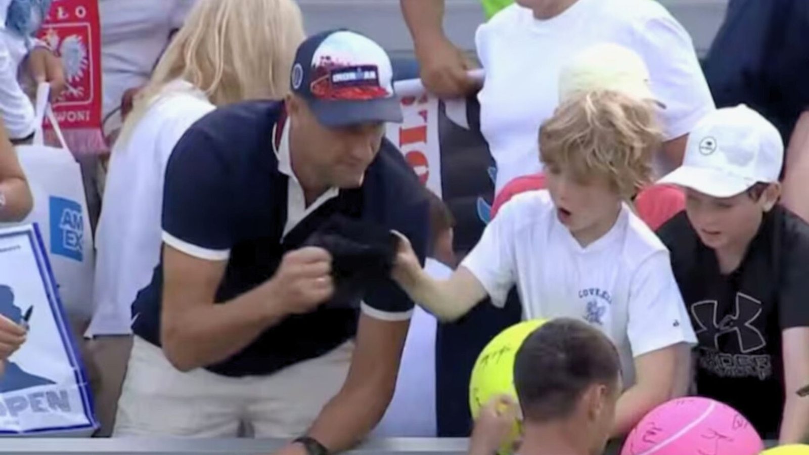 Empresario arrebata gorra a niño en US Open y desata ola de críticas