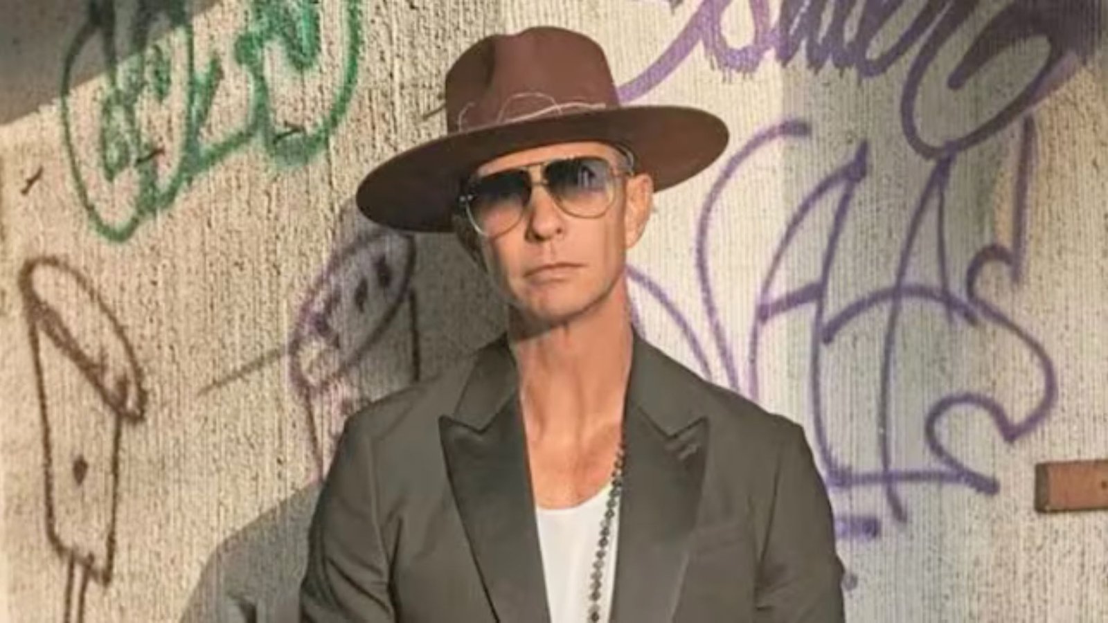 Captan a Erik Rubín en supuesta cita romántica con misteriosa mujer en CDMX