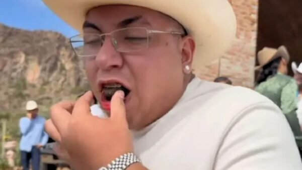Influencer come excremento de caballo para convivir con Eduin Caz y desata polémica en redes
