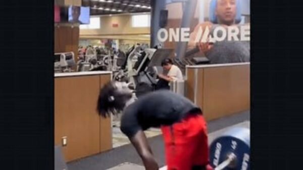 Joven levanta 220 kg en el gym y cae inconsciente | VIDEO