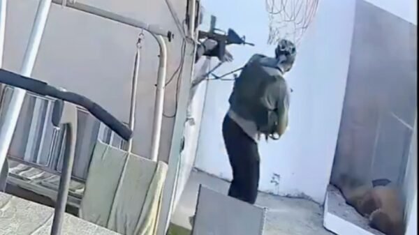 Hombre se lanza sobre granada para proteger a sus hijos durante ataque en Gaza | VIDEO