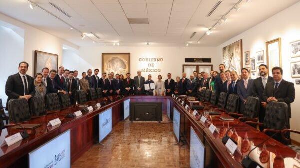 Sheinbaum renueva acuerdo con empresarios para estabilizar el precio de la gasolina