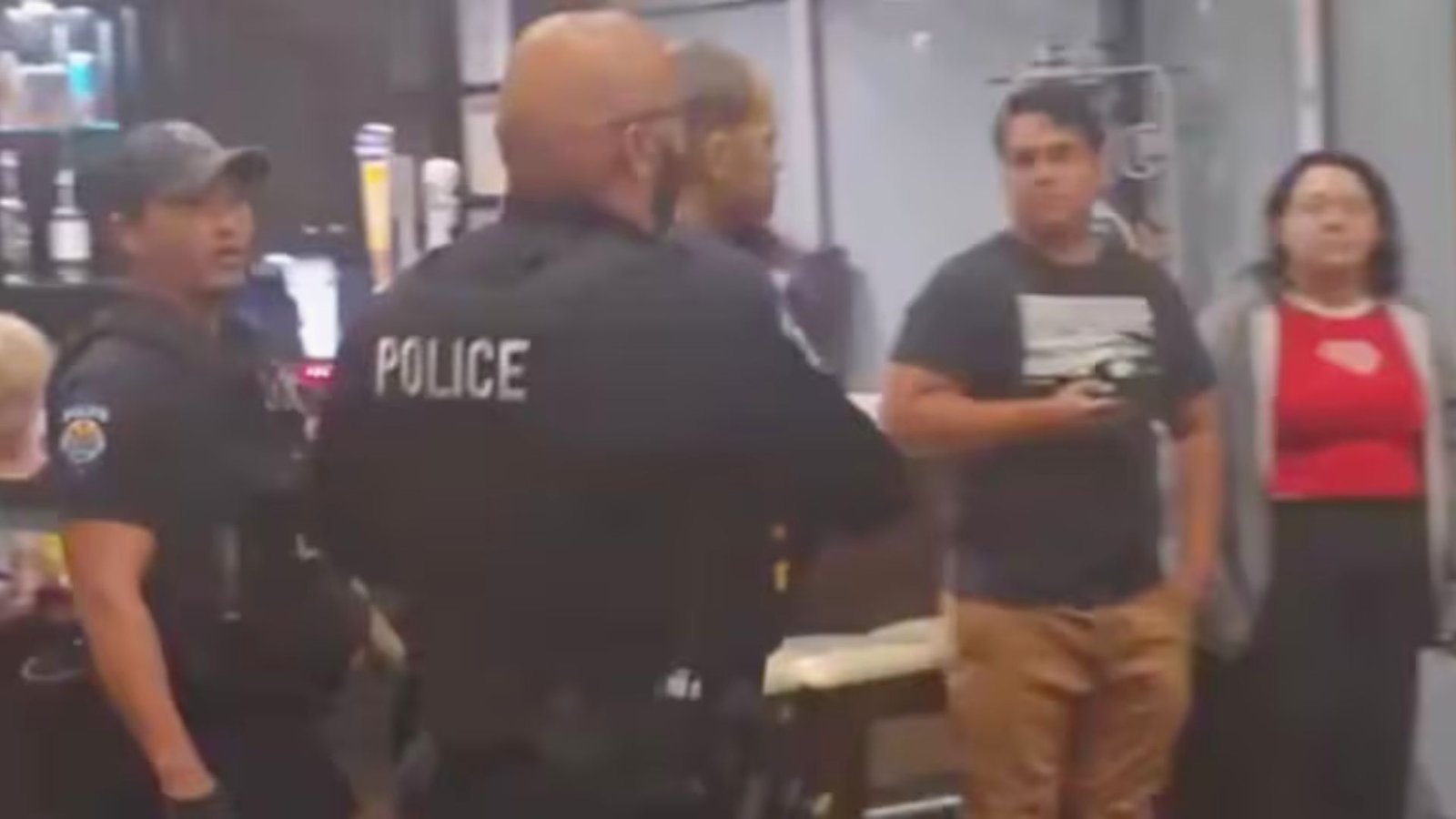 Arrestan a hombre por orinar en plena función de cine en Arizona