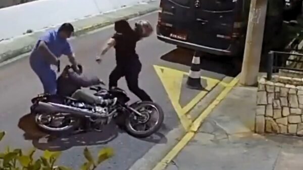 Intento de asalto en Brasil termina en paliza al ladrón | VIDEO