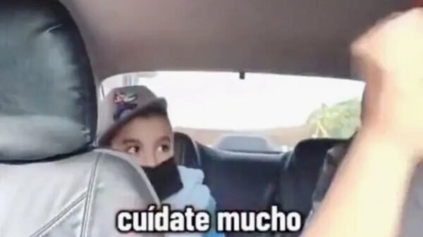 Taxista se niega a cobrar traslado de niño con leucemia rumbo al hospital
