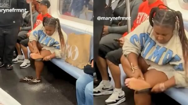 Captan a mujer limándose el talón del pie dentro del Metro de Nueva York y causa polémica