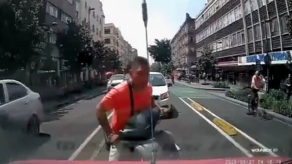 Taxista queda inconsciente tras agresión de motociclista en el Centro Histórico de la CDMX