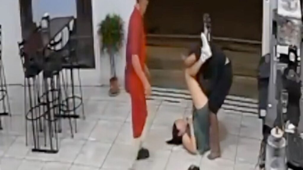 Mujer aplica llave de artes marciales y frustra robo en restaurante | VIDEO