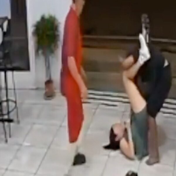 Mujer aplica llave de artes marciales y frustra robo en restaurante | VIDEO
