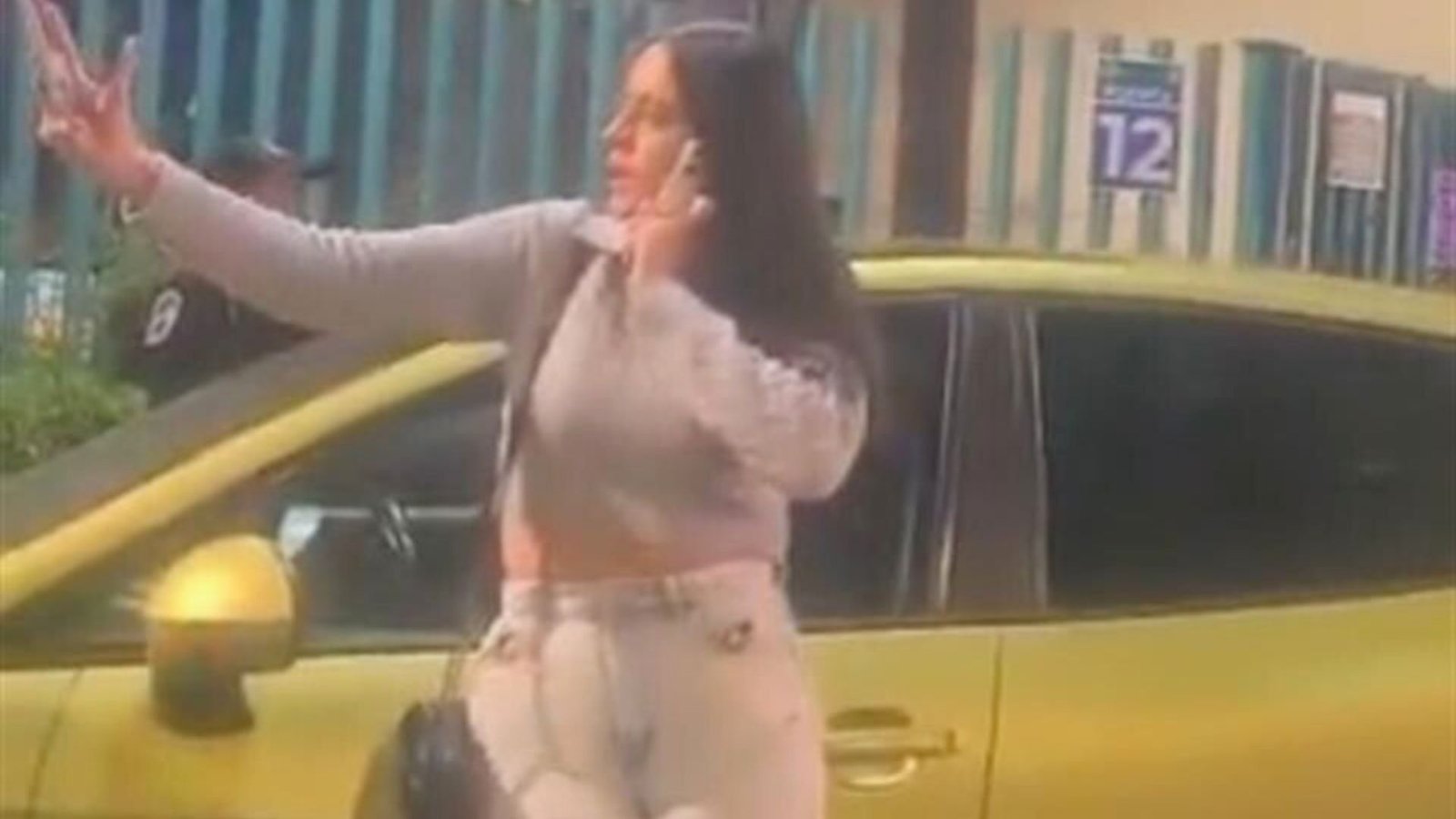 Mujer insulta y agrede verbalmente a policía en alcoholímetro de CDMX; piden identificarla