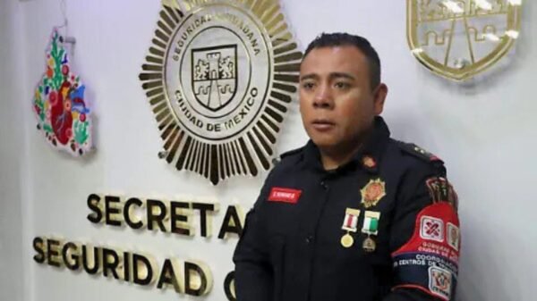 Policía que rescató a bebé en explosión de Iztapalapa fue reconocido por acto heroico en 2015