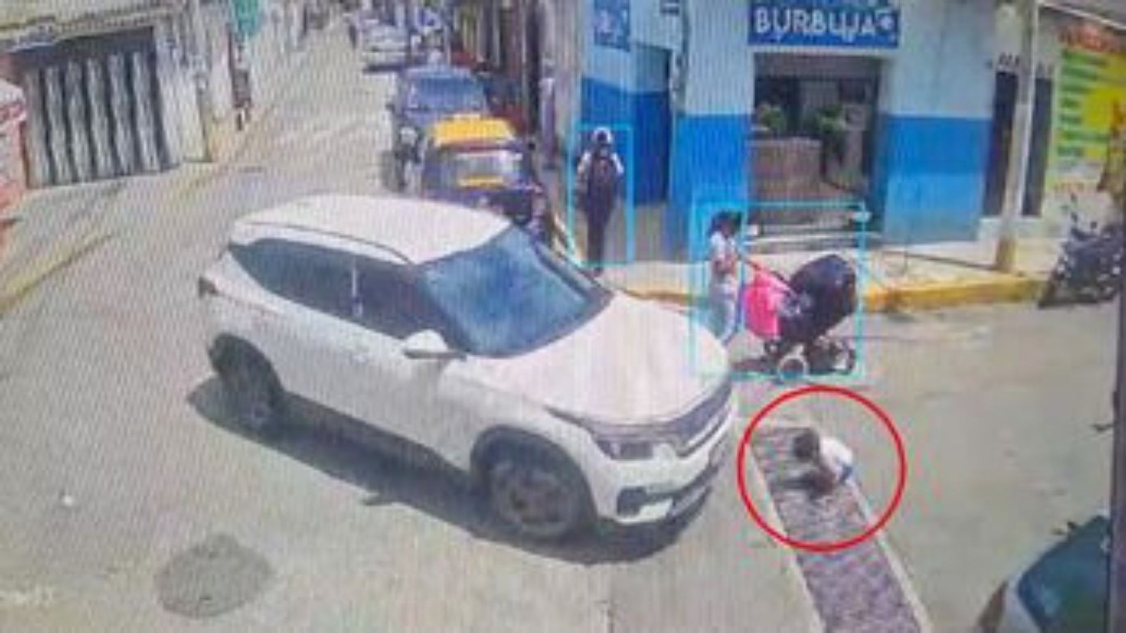 Acusan a madre de estar distraída con el celular cuando atropellan a su hijo