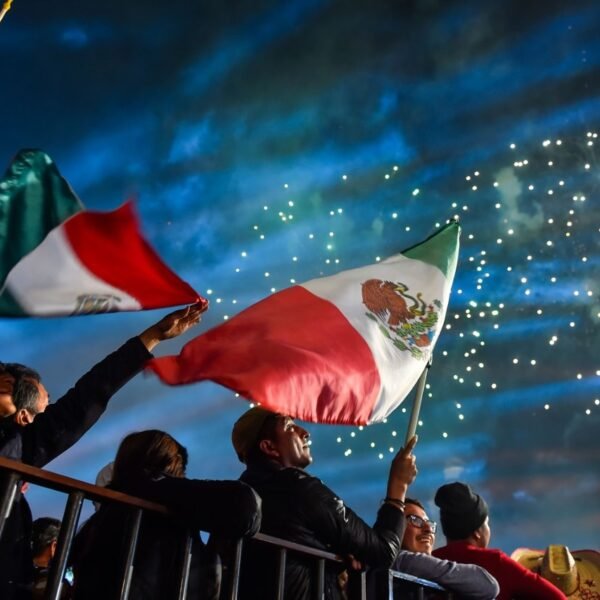 SRE llama a mexicanos en EU a celebrar con precaución en fiestas patrias