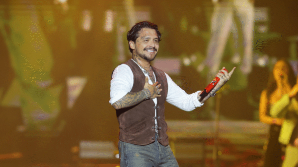 VIDEO: Fans abuchean a Nodal y le gritan el nombre de Cazzu en concierto; así reaccionó