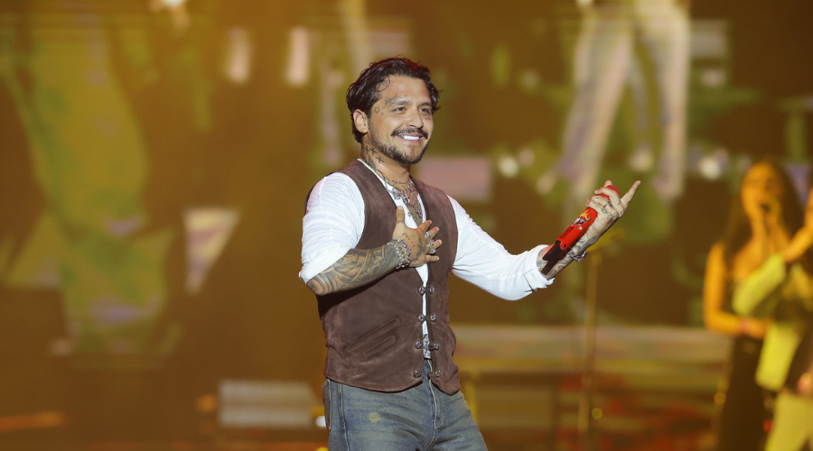 VIDEO: Fans abuchean a Nodal y le gritan el nombre de Cazzu en concierto; así reaccionó