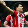 Esposa e hija de Erick Gutiérrez, jugador de Chivas, reciben amenazas de muerte tras Clásico Nacional