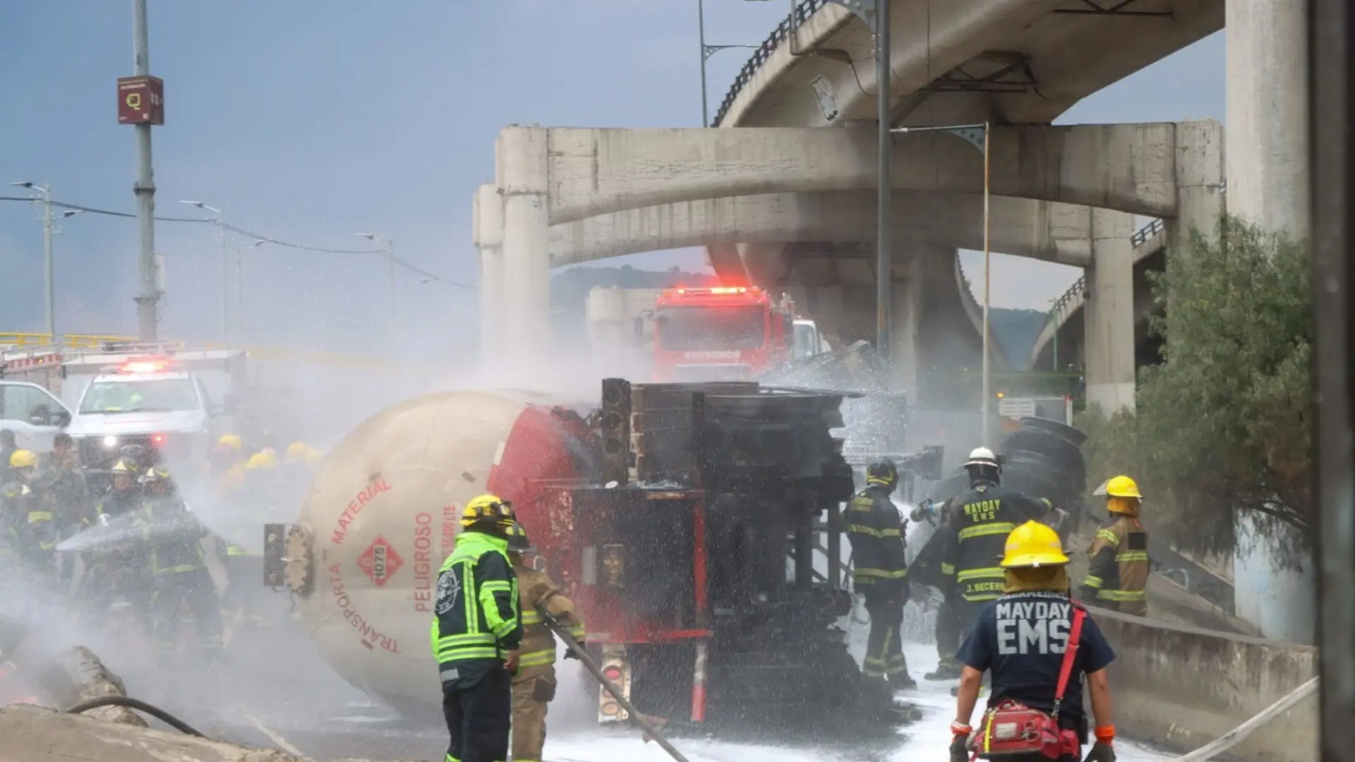 Volcadura de pipa en Iztapalapa, por exceso de velocidad: Fiscalía