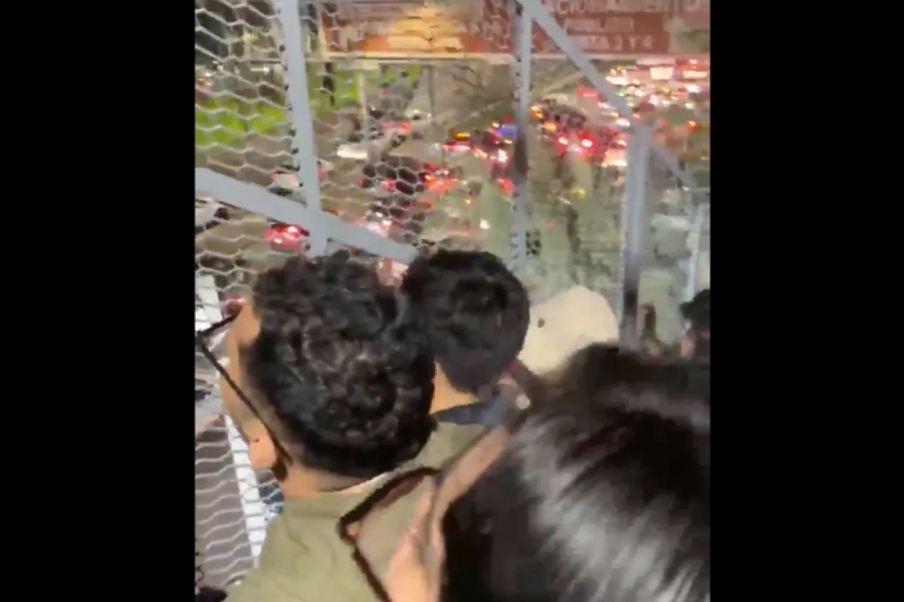 Video: Jóvenes se quedan sin boleto para Oasis y cantan en escaleras de Foro Sol