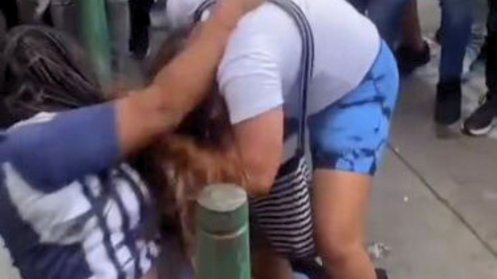 Video: Dos mujeres se agarran a golpes por un hombre en plena calle de Barranquilla