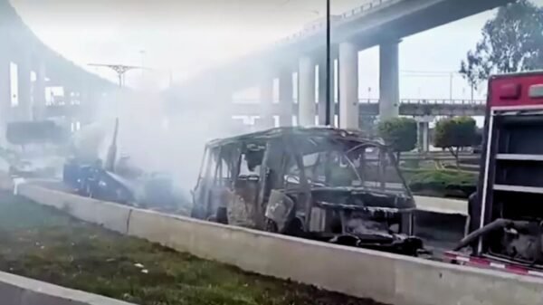Microbús queda completamente calcinado tras explosión de pipa en Iztapalapa
