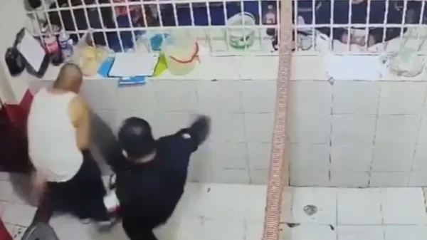 Captan a custodio golpeando a un reo en penal de Huejotzingo, Puebla | VIDEO