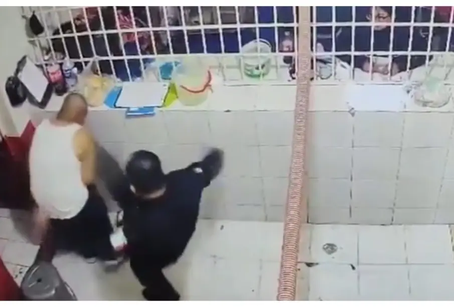 Captan a custodio golpeando a un reo en penal de Huejotzingo, Puebla | VIDEO