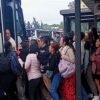 Mujer genera pelea por meterse en fila del transporte público en CDMX
