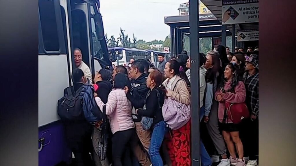 Mujer genera pelea por meterse en fila del transporte público en CDMX