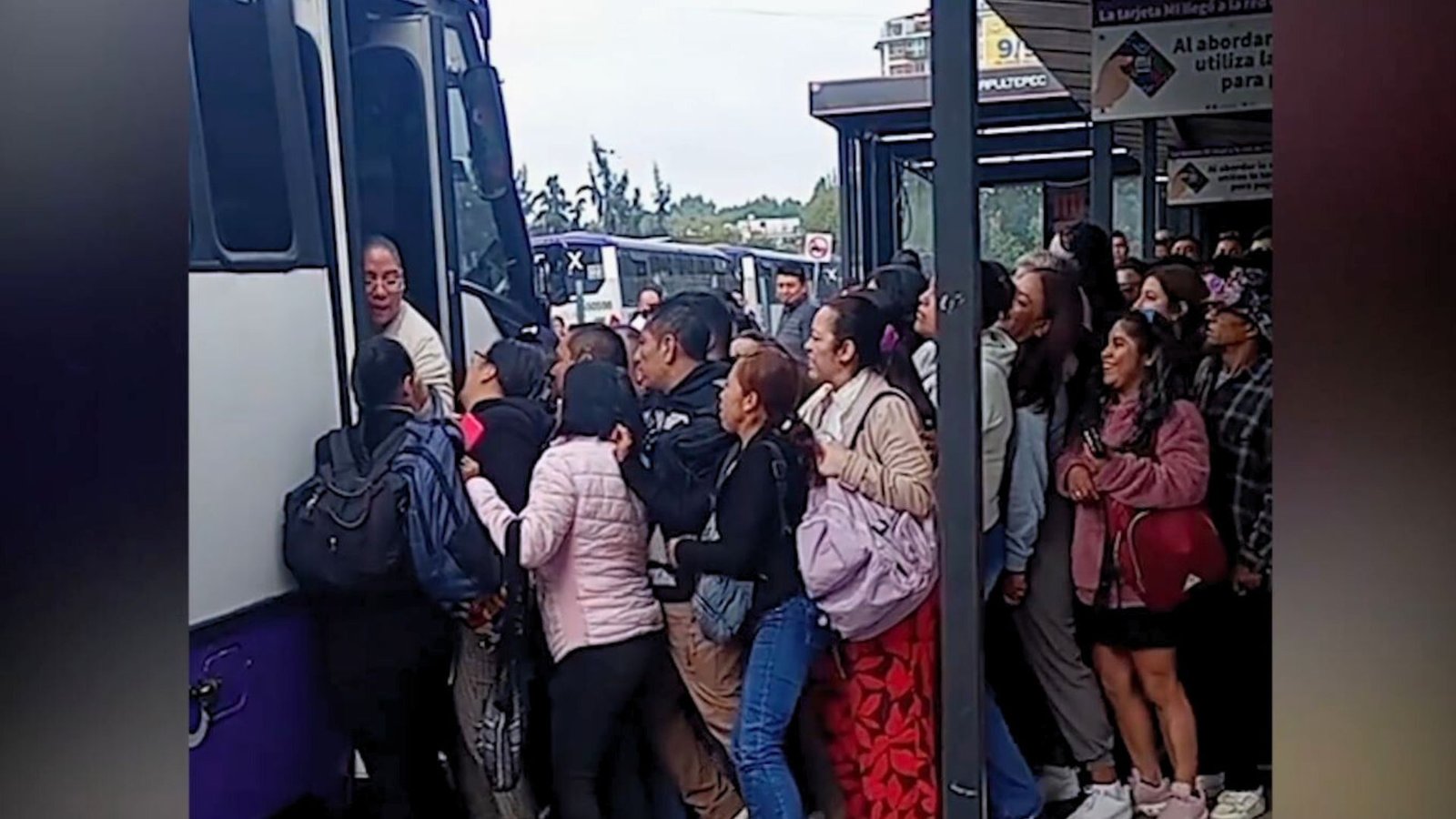Mujer genera pelea por meterse en fila del transporte público en CDMX