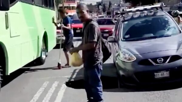 Se forma socavón en La Pastora, GAM; brigada interviene para reparar tubería colapsada