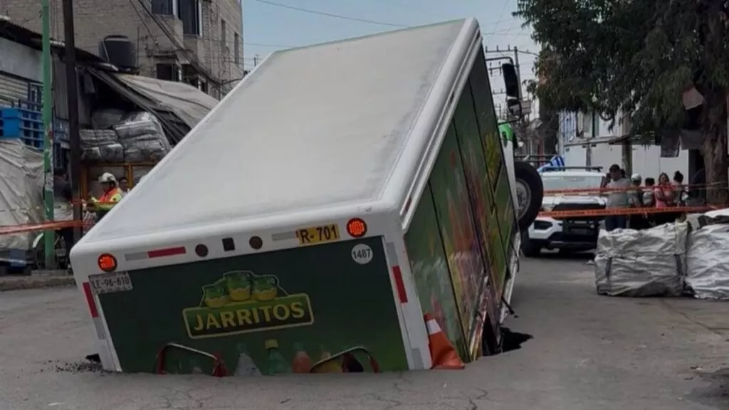 Camión cae en socavón en Iztapalapa; no se registraron heridos (VIDEO)