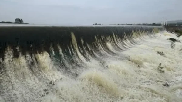 Evacúan zona hotelera de Tequisquiapan por desbordamiento de presa Centenario