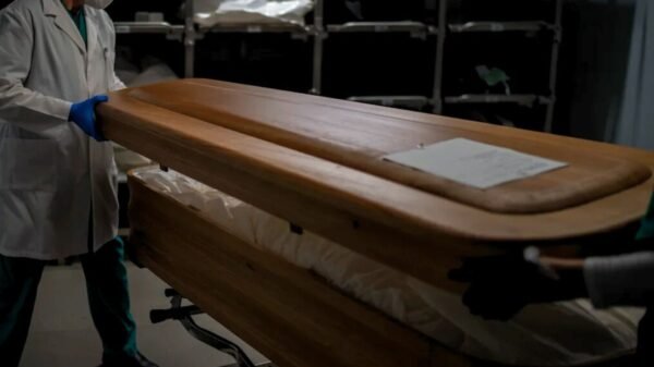 Empleado de funeraria escucha ruidos extraños dentro de una carroza fúnebre