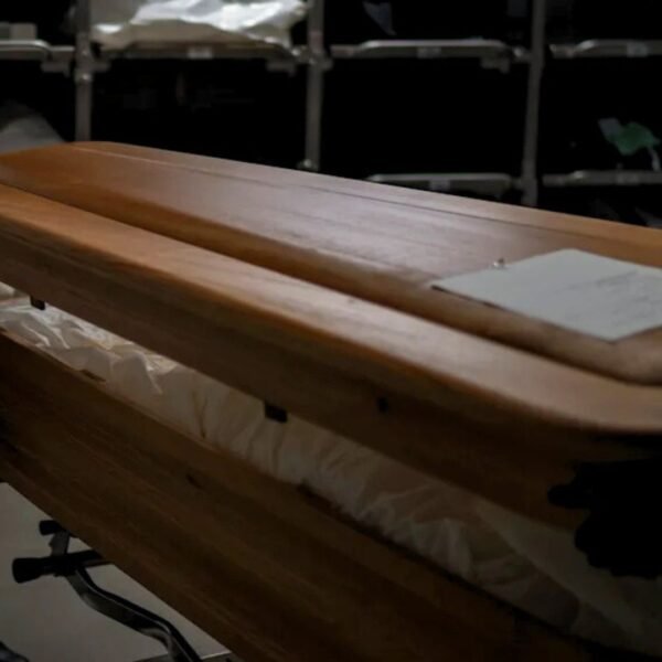 Empleado de funeraria escucha ruidos extraños dentro de una carroza fúnebre