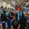 Gerente de Walmart insulta y empuja a clientes que exigían oferta de TV