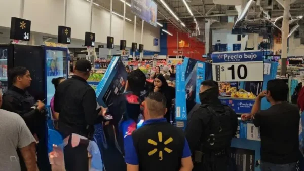 Gerente de Walmart insulta y empuja a clientes que exigían oferta de TV