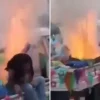 Niña se salva por segundos de explosión de mototaxi con pirotecnia en Oaxaca | VIDEO